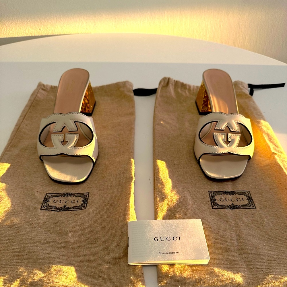 COPY - Gucci WOMEN'S INTERLOCKING G CUT-OUT
SANDAL size 38
